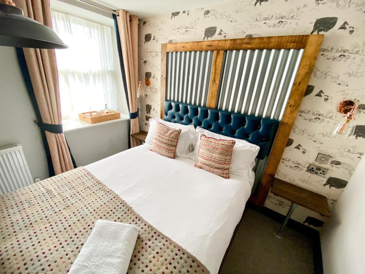 Helen Browning'S Royal Oak Hotel Swindon Room photo